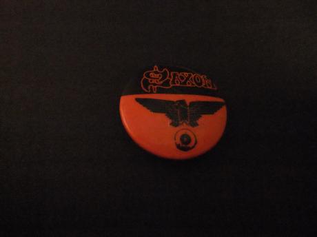 Saxon Britse heavymetalband ( oranje ) met Wing